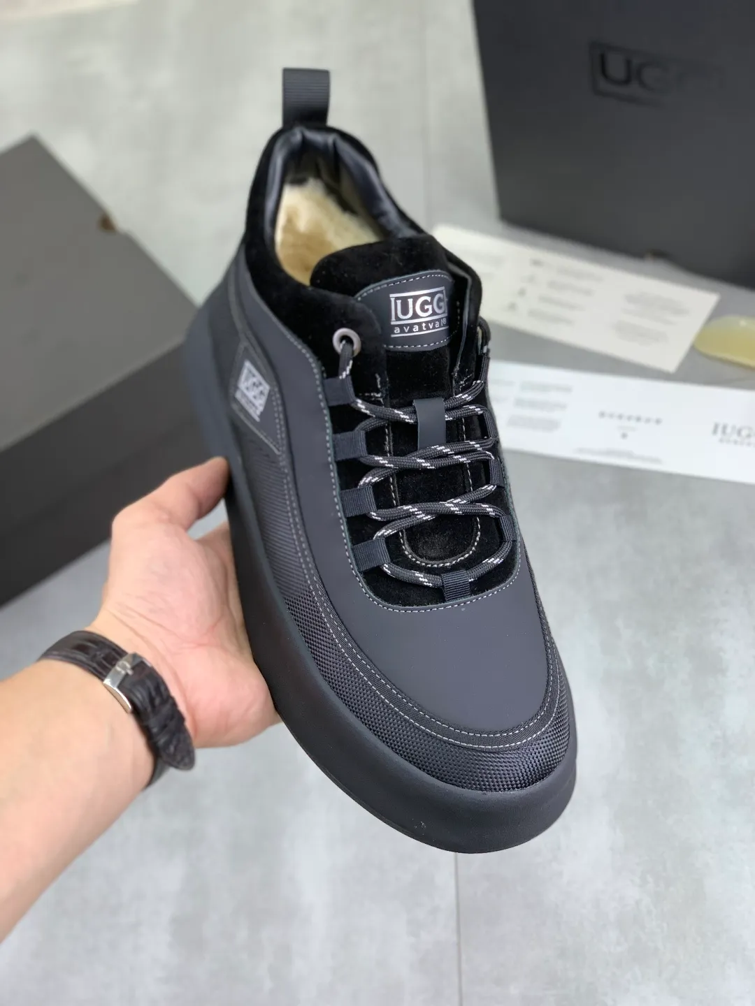 Men's shoes 💰P640 New arrival 🆕🆕🆕 New IUGGI men's shoes. Real cowhide on the outside. Australian wool on the inside. Lightweight and easy to put on. The brand logo has a high-end feel. Men's style! Men's style! Retro outdoor shoes are rarely seen on the market. They look great on the feet. Mainly because they are so stylish. Color: black, gray, maroon. Size: 39-44 999-20